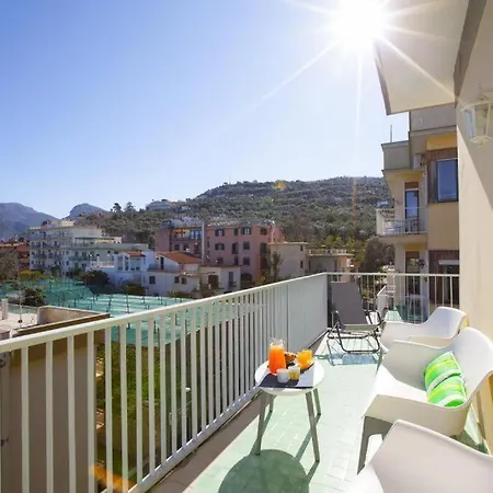 아파트 Super Attico Vista Mare Con Piscina 소렌토