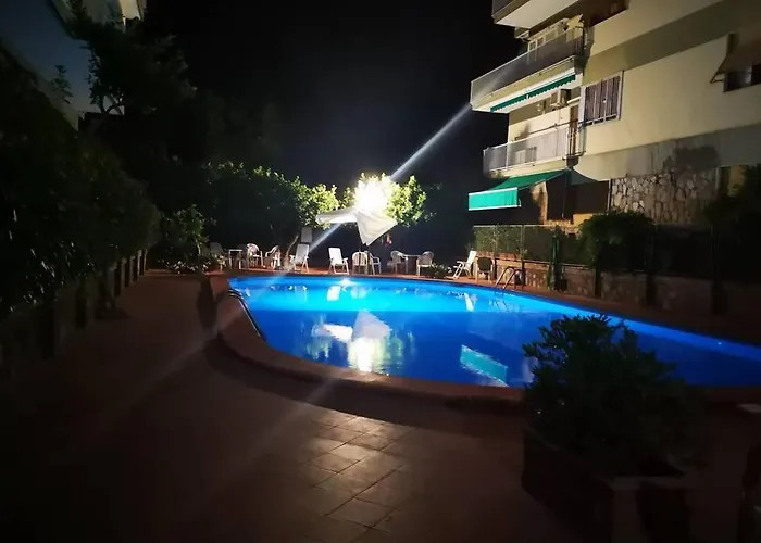 Апартаменты Super Attico Vista Mare Con Piscina Сорренто